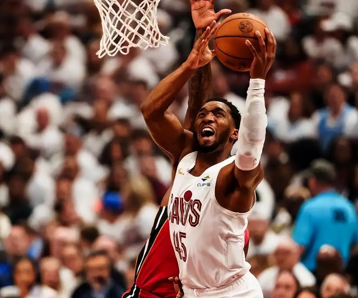 开云体育APP下载-太阳险胜热火，米切尔刷新纪录  第2张