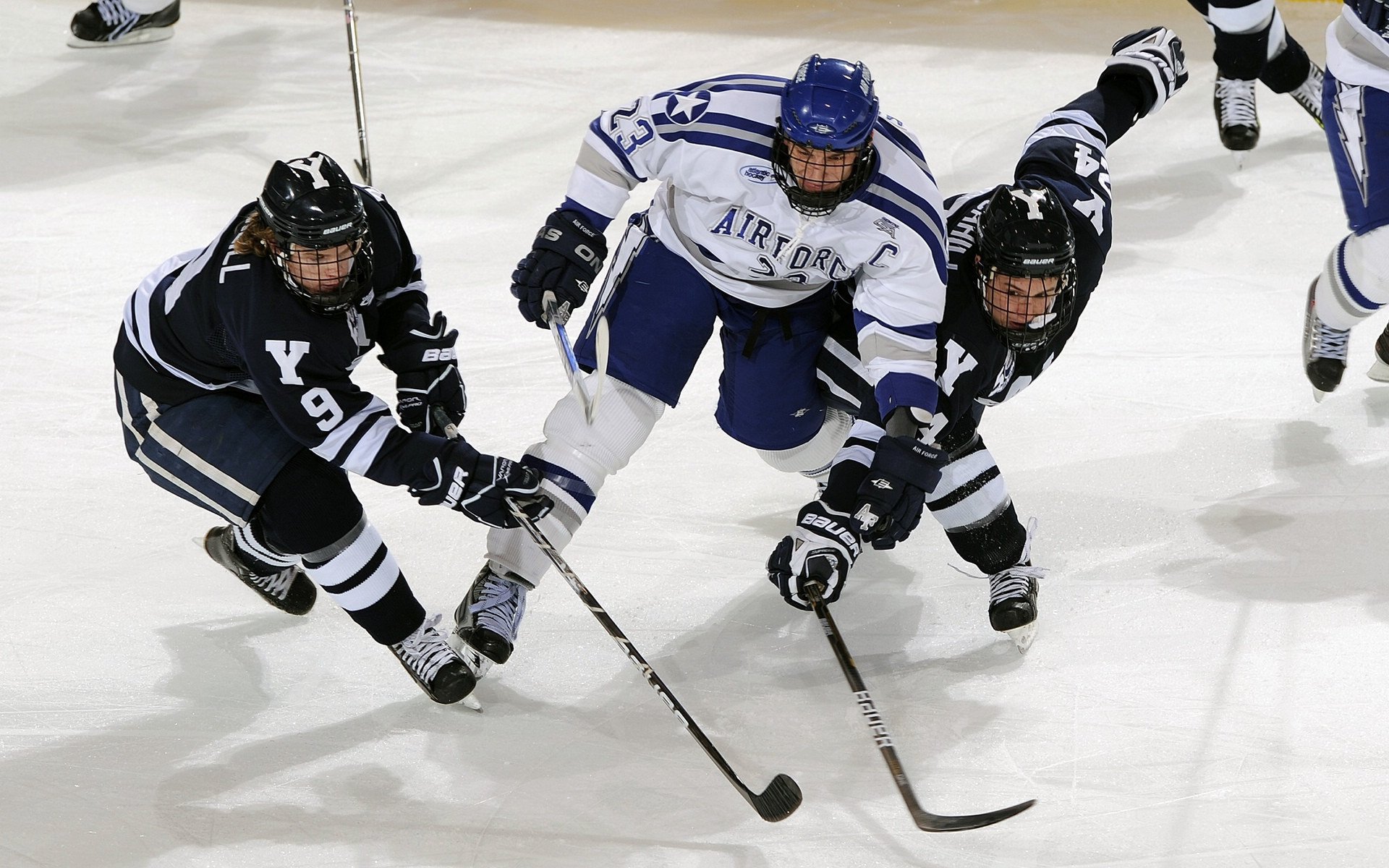 开云体育下载-阿圭罗赛道斩落哥伦比亚，当足球血性注入F1引擎  第2张